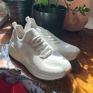 White Skechers 7.5 - like new